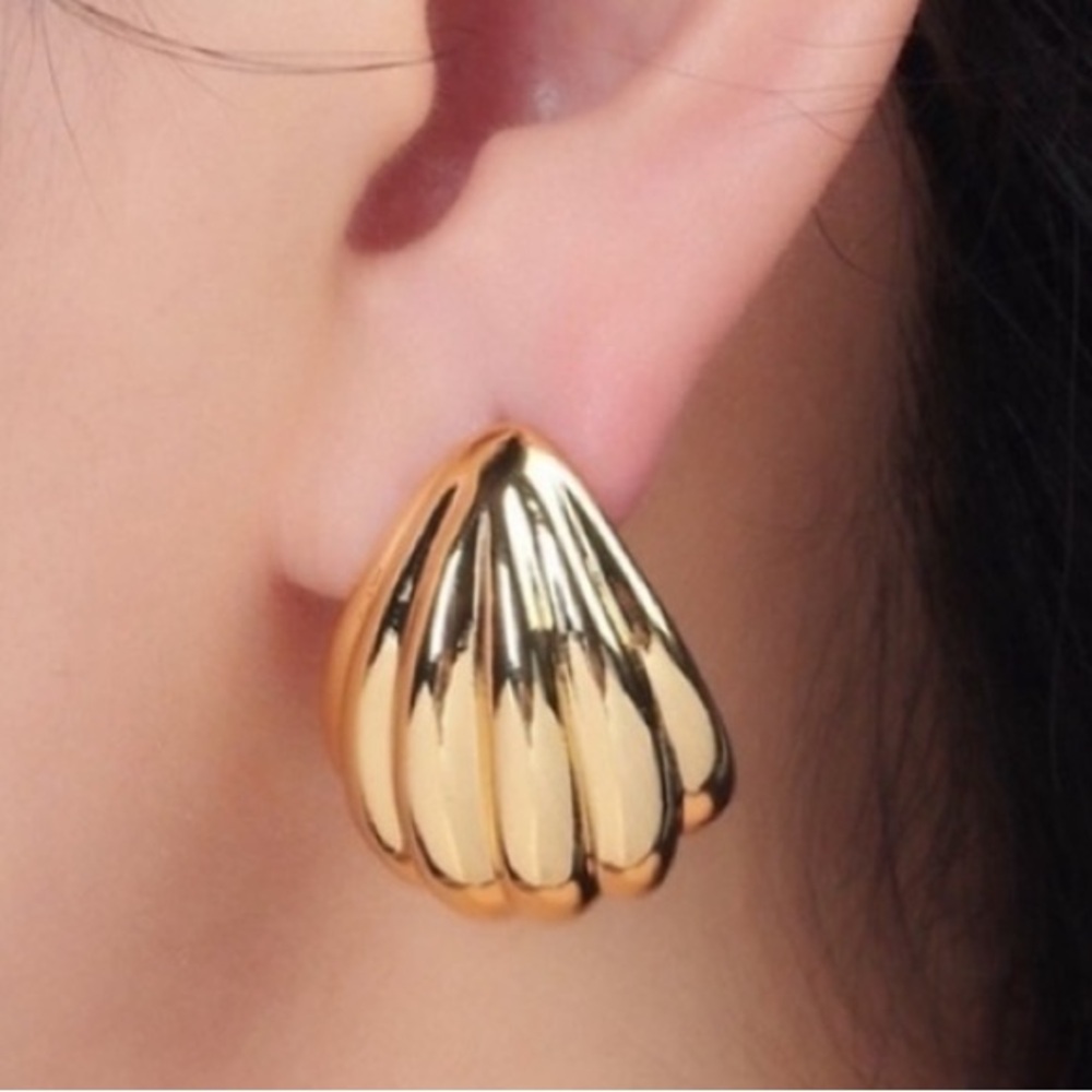 NEW 24k Gold Filled Seashell Design Stud Earrings - Picture 5 of 6